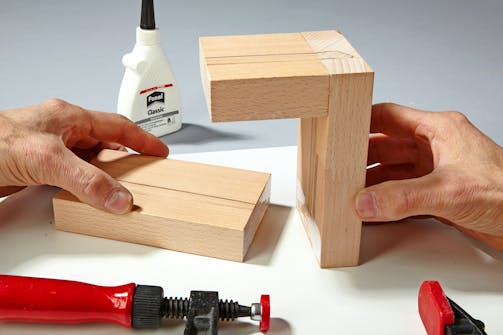 Enkel kryddhylla av billigt träspill